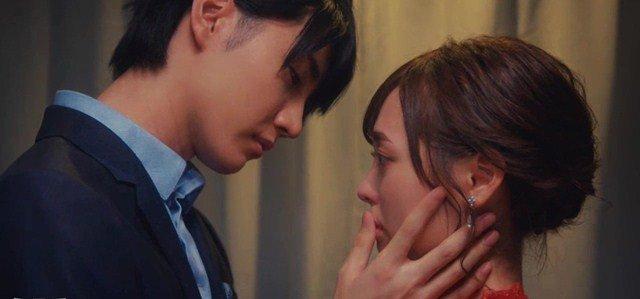 Hừng hực khí thế khi công tác về, vừa tuột quai áo vợ xuống chồng đạp bay ngay khỏi giường-1