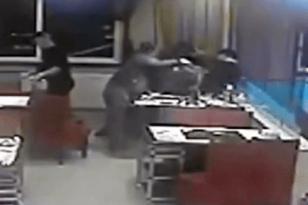 Clip: Đi ăn tất niên, người đàn ông hắt thẳng nồi lẩu đang sôi vào mặt bạn chỉ vì mâu thuẫn nhỏ