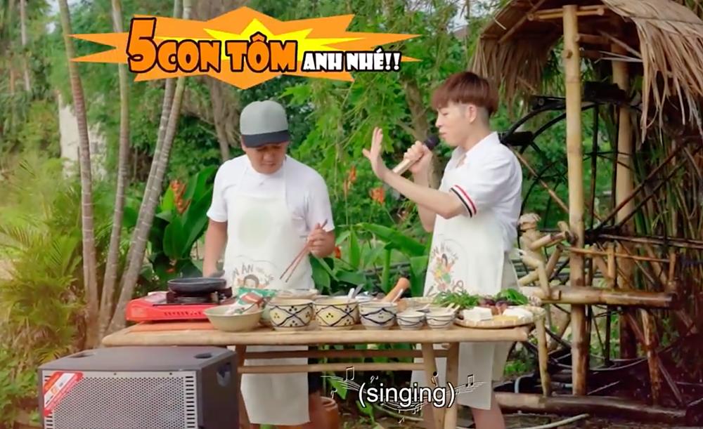 Đức Phúc đang hát nhưng vẫn mê ăn, nhắc Trường Giang coi chừng cháy món tủ-2