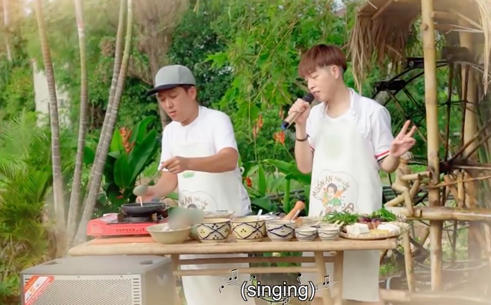 Đức Phúc đang hát nhưng vẫn mê ăn, nhắc Trường Giang coi chừng cháy món tủ-1