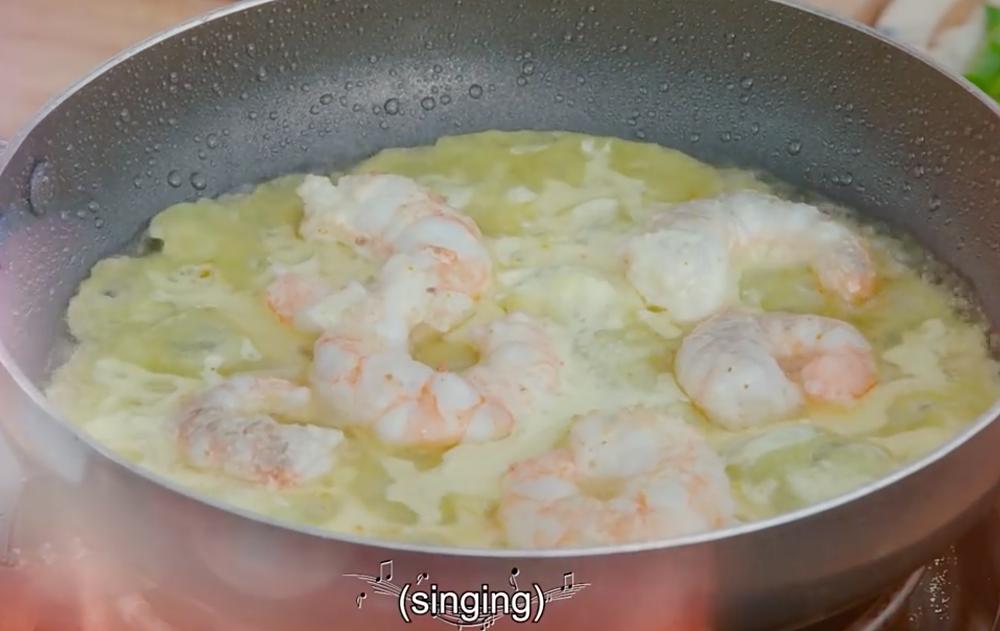 Đức Phúc đang hát nhưng vẫn mê ăn, nhắc Trường Giang coi chừng cháy món tủ-4