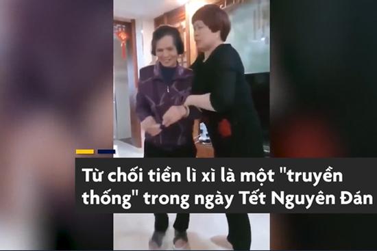 Truyền thống giả vờ từ chối nhận lì xì dịp Tết