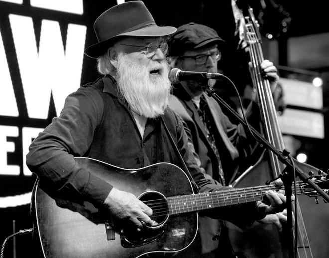 Ca sĩ Mỹ qua đời khi đang biểu diễn trên sân khấu-1