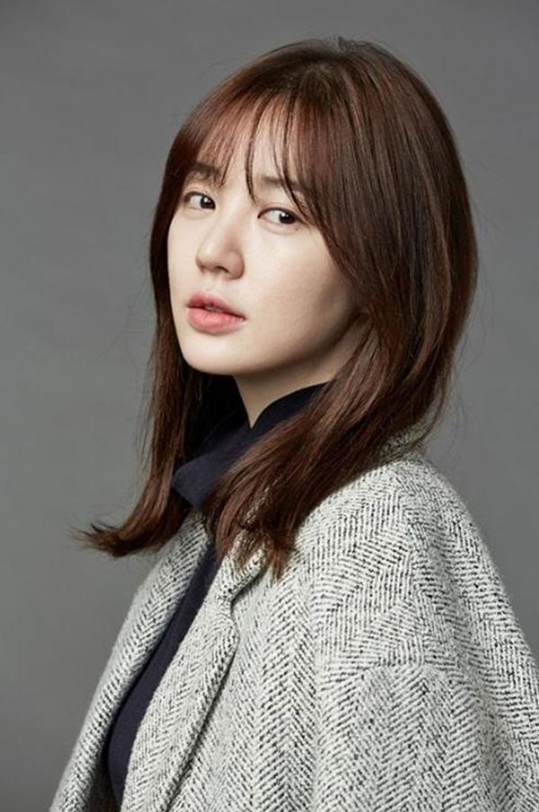 Yoon Eun Hye sinh năm 1984: Xuất thân là thành viên của nhóm nhạc thần tượng nổi tiếng những năm 2000 Baby V.O.X, bước chân qua màn ảnh, Yoon Eun Hye may mắn khi bộ phim đầu tay là 