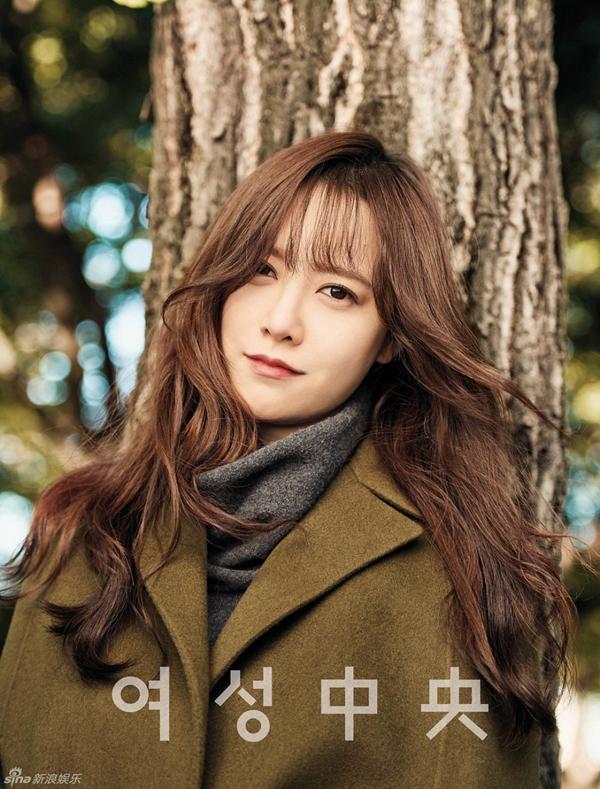 Dù đã ở tuổi 36 nhưng không thể phủ nhận Goo Hye Sun đẹp mọi góc hình và không thua kém gì các Idol trẻ trung mới vào nghề. Nữ diễn viên sở hữu làn da đẹp hiếm có trong giới. Không chỉ vậy, đôi mắt to tròn long lanh của cô cũng khiến người đối diện dễ xao lòng.