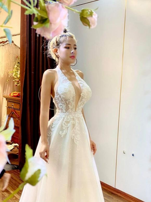Ngân 98 đi thử váy cưới, dân mạng đồn đoán hotgirl ngực khủng sắp lấy chồng?-4