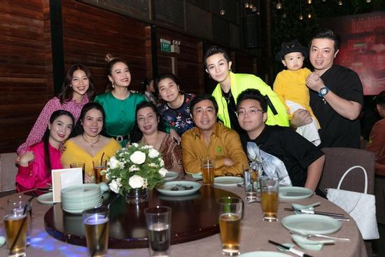 Gil Lê đưa bố mẹ tới tiệc cảm ơn của Hoàng Thùy Linh, nghi vấn cặp mỹ nhân hẹn hò đã lên đỉnh điểm