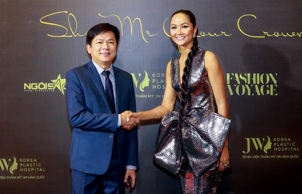 Bệnh viện JW trao quà trị giá 10.000 USD cho Mỹ nhân của năm H’Hen Niê-2