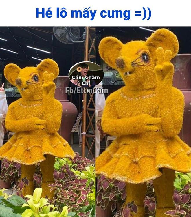 Linh vật chuột vàng với tạo hình ngộ ngĩnh khiến dân mạng không thể nhịn cười. Nhiều người cho rằng các bức tượng có mục đích trang trí, đem lại sự vui vẻ nên không đáng nhận "gạch đá" hay cái nhìn khắt khe từ đám đông. Ảnh: Cám chăm chỉ.