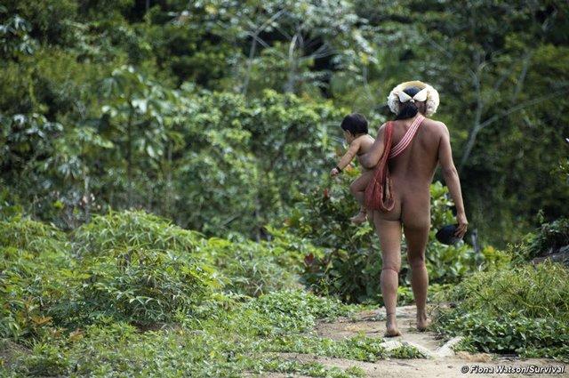 Nơi nam nữ ở trần quanh năm suốt tháng, xuyên xương khỉ qua môi để làm đẹp-2