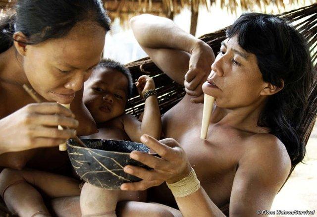 Nơi nam nữ ở trần quanh năm suốt tháng, xuyên xương khỉ qua môi để làm đẹp-4