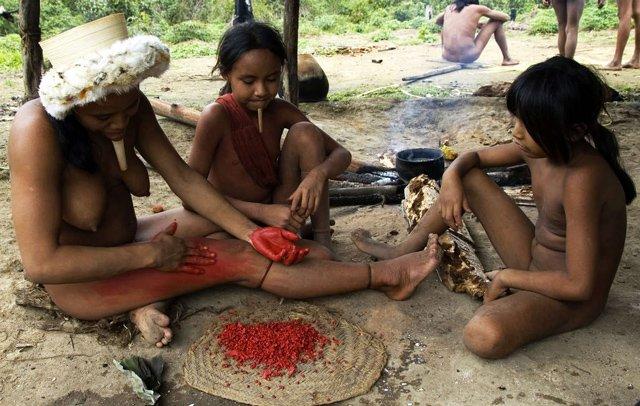 Nơi nam nữ ở trần quanh năm suốt tháng, xuyên xương khỉ qua môi để làm đẹp-6