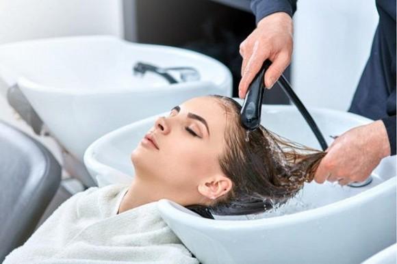 3 sai lầm khi gội đầu khiến chất lượng tóc ngày càng xấu và rụng nhiều-1