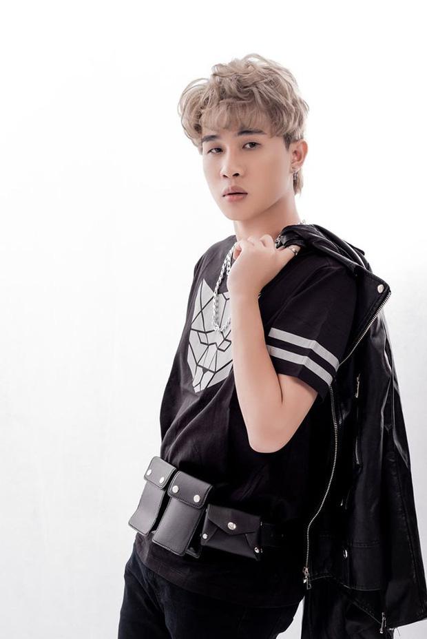 Jack lần đầu xuất hiện sau chuỗi ngày im lặng: Diện áo hoa sặc sỡ, bị biển fan vây cứng-2