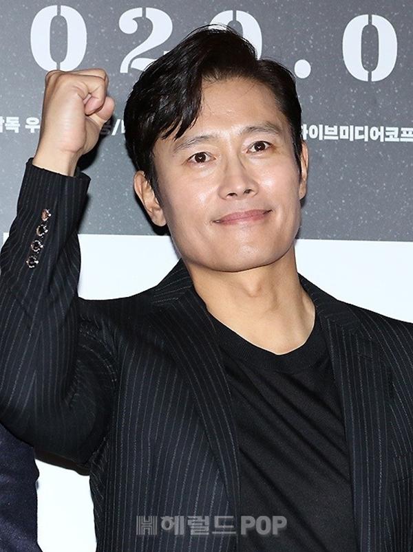 Lần trở lại đầu tiên trong năm 2020 của Lee Byung Hun một lần nữa lại khiến khán giả không khỏi mong đợi. Đặc biệt khi bộ phim gần đây nhất Ashfall tiếp tục tạo nên cơn sốt phòng vé tại nhiều quốc gia châu Á. Sau bộ phim đó, khán giả đều không tiếc lời khen ngợi cho nam diễn viên: “Diễn xuất của Lee Byung Hun là tuyệt vời nhất Hàn Quốc”, “Lee Byung Hun thật sự đạt đến đỉnh cao diễn xuất”.