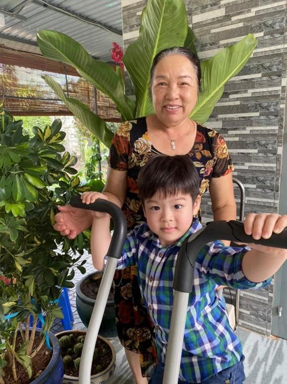 Sau 3 ngày đón Tết sớm ở bên ngoại, Nhật Kim Anh đưa con về Nội: Em khóc ôm cứng cổ mẹ không rời mà thương quá-1