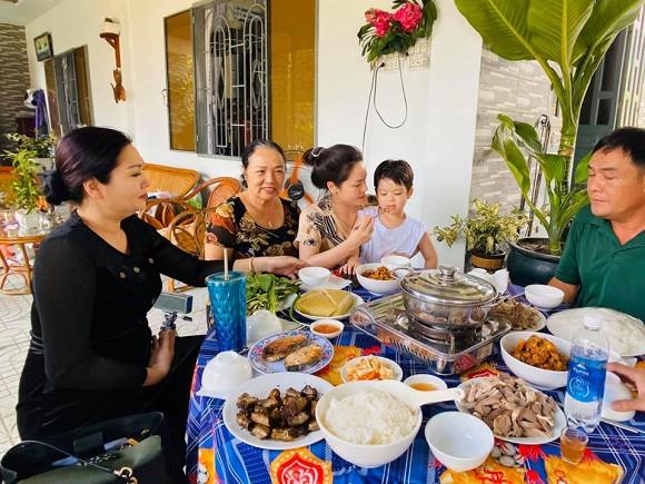 Sau 3 ngày đón Tết sớm ở bên ngoại, Nhật Kim Anh đưa con về Nội: Em khóc ôm cứng cổ mẹ không rời mà thương quá-2