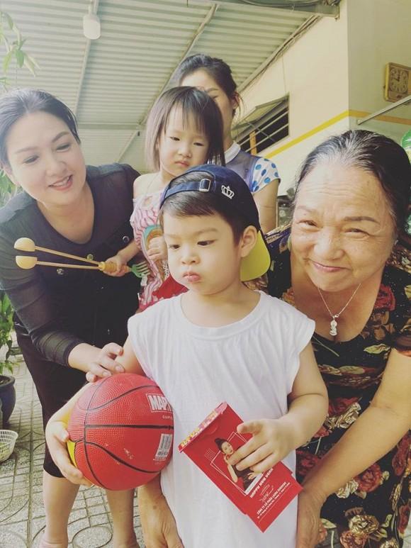 Sau 3 ngày đón Tết sớm ở bên ngoại, Nhật Kim Anh đưa con về Nội: Em khóc ôm cứng cổ mẹ không rời mà thương quá-3