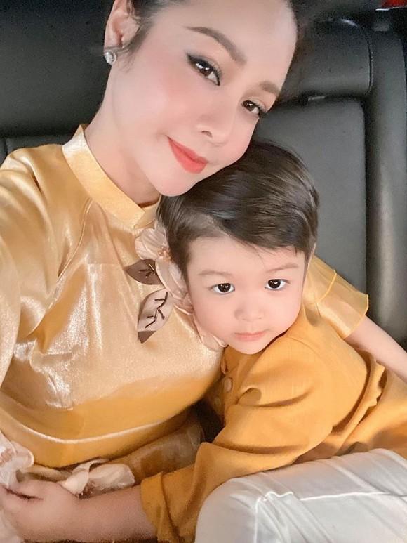 Sau 3 ngày đón Tết sớm ở bên ngoại, Nhật Kim Anh đưa con về Nội: Em khóc ôm cứng cổ mẹ không rời mà thương quá-5