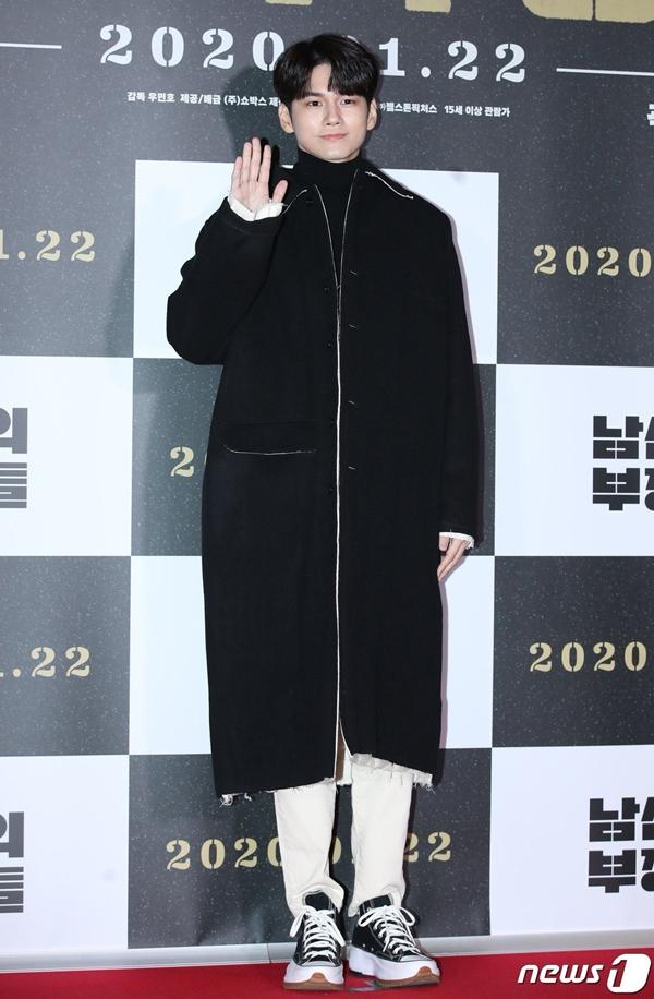 Sự xuất hiện của cựu thành viên WANNA ONE – Ong Seong Woo cũng thu hút sự quan tâm đặc biệt của đông đảo người hâm mộ có mặt tại sự kiện. Nam diễn viên bước vào với vẻ ngoài vừa trẻ trung vừa lịch lãm, thời thượng.