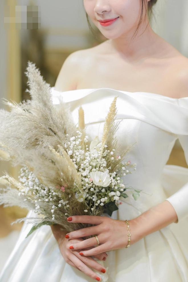 Hé lộ thêm loạt ảnh hậu trường Văn Đức đưa bạn gái xinh đẹp đi thử váy cưới-5