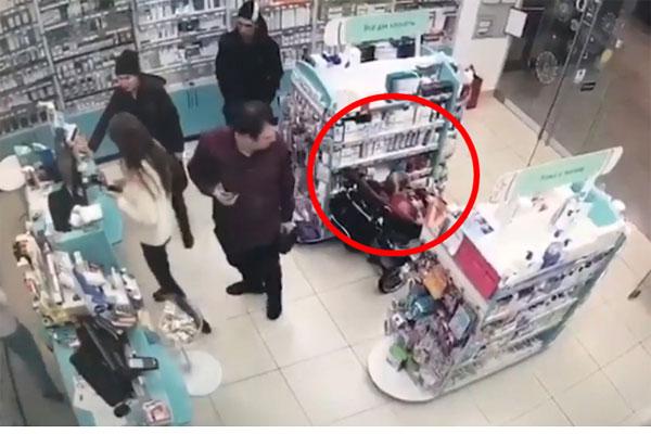 27 Tết, chủ shop quần áo phi xe cán nát mẹt hoa quả của bà cụ bán hàng rong, còn lớn tiếng quát nạt như mẹ thiên hạ-5