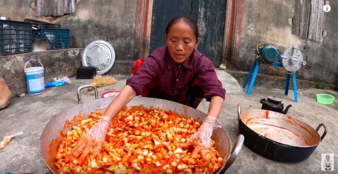 Tự biến tấu món kim chi củ hành, bà Tân Vlog làm ai cũng té ngửa khi hướng dẫn cách thưởng thức-5