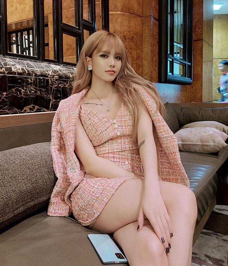 Yến Nhi diện áo dài điệu đà cận Tết - Sam lên đồ ngọt ngào thả dáng trước xế hộp tiền tỉ-9