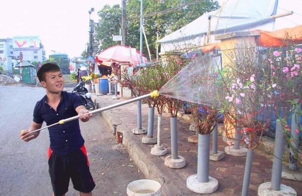 Cười sặc ảnh chế Quang Hải về quê bán đào kiếm bánh chưng có thịt, thầy Park tay xách nách mang sắm tết-1