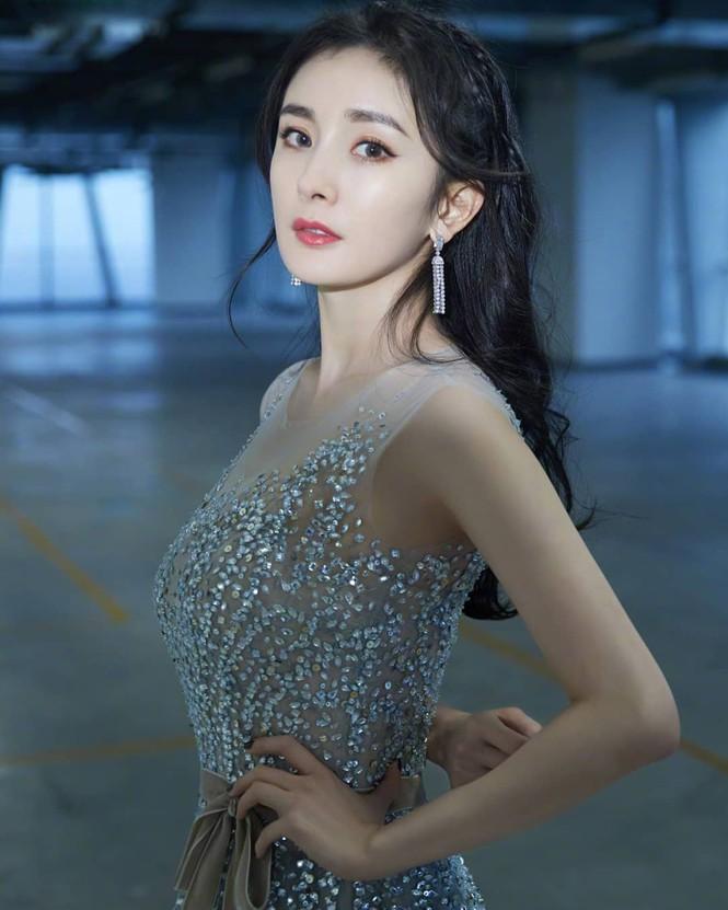 Dương Mịch váy ngắn tôn đường cong hút mắt, chân dài miên man-5