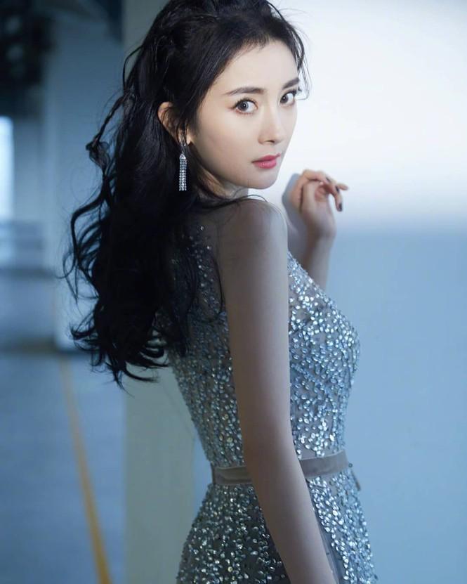 Dương Mịch váy ngắn tôn đường cong hút mắt, chân dài miên man-6