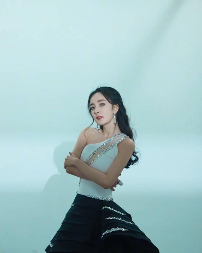 Dương Mịch váy ngắn tôn đường cong hút mắt, chân dài miên man-9