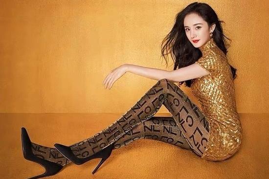 Dương Mịch váy ngắn tôn đường cong hút mắt, chân dài miên man