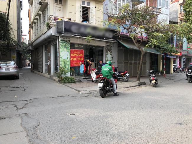 27 Tết, chủ shop quần áo phi xe cán nát mẹt hoa quả của bà cụ bán hàng rong, còn lớn tiếng quát nạt như mẹ thiên hạ-4
