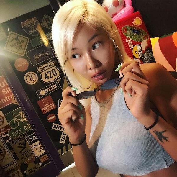 Jessi: Nếu là một fan hâm mộ cô nàng rapper cá tính này, chắc hẳn không thể không biết biệt danh của cô là Jebbies (chim én). Jessi đã xăm hình chú chim én lên cánh tay trái như một cách thể hiện tình cảm và sự biết ơn tới những người luôn ủng hộ cô.