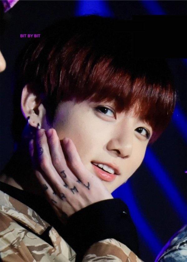 Jungkook (BTS): Chắc các fan của BTS vô cùng hạnh phúc khi biết rằng hình xăm đầu tiên của Jung Kook đó chính là dòng chữ “ARMY” – tên fandom của nhóm. Dù có nhiều ý kiến trái chiều về việc xăm hình của Jung Kook, nhưng điều đó càng thể hiện chàng trai này yêu và tôn trọng fan của mình đến mức nào.