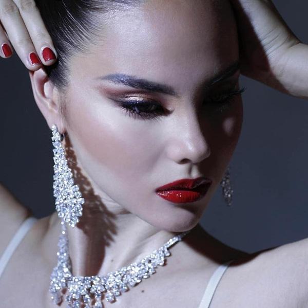 Catriona Gray sắc sảo trong shoot hình quảng cáo cho một thương hiệu trang sức. Cô là người đẹp Philippines đoạt vương miện Hoa hậu Hoàn vũ 2018.