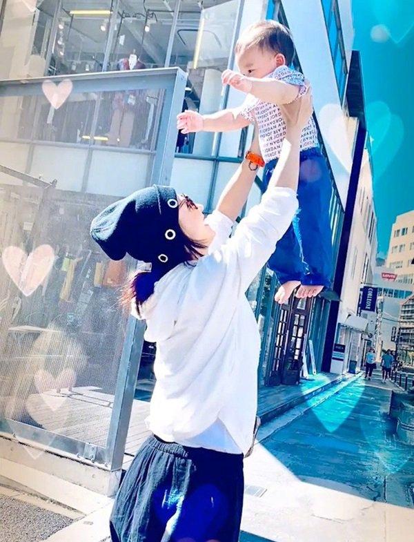 Chờ bao lâu cuối cùng Trương Bá Chi cũng thừa nhận bé Marcus chính là con lai-5