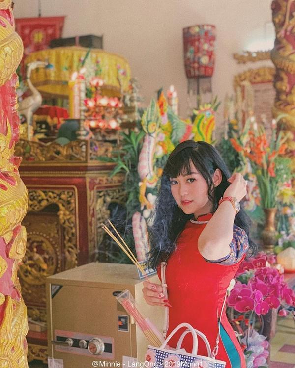 Ngôi chùa được chạm trổ tinh tế với sắc trắng chủ đạo, kết hợp cùng gam vàng rực rỡ ở phần chóp mang hơi hướm Thái Lan. Check-in ở đây, nhiều người sẽ lầm tưởng bạn đang lạc ở xứ sở chùa vàng. Chùa đón khách từ sáng đến 11h, sau đó 14h mới mở lại. Bạn chỉ cần đầu tư trang phục sáng màu, độc lạ một chút sẽ tậu về được nhiều tấm ảnh chất lừ. Ảnh: Minniechuche