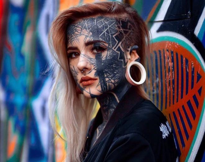 Cô gái xăm kín cơ thể đến 90% vẫn chưa định dừng lại-1