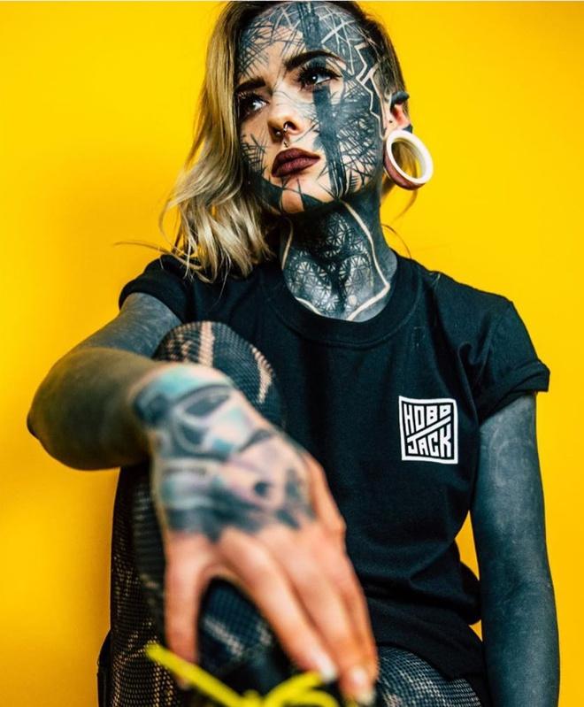 Cô gái xăm kín cơ thể đến 90% vẫn chưa định dừng lại-4