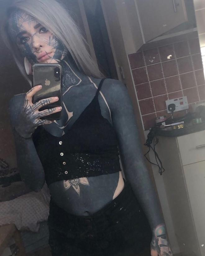 Cô gái xăm kín cơ thể đến 90% vẫn chưa định dừng lại-6