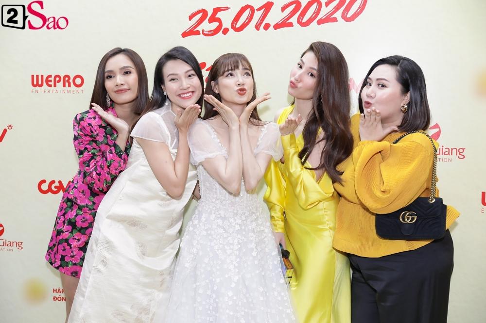 2 cặp vợ chồng Trường Giang - Nhã Phương và Ông Cao Thắng - Đông Nhi áp đảo thảm đỏ 30 chưa phải Tết-13