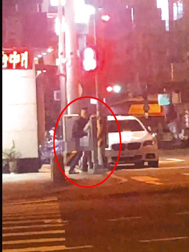 Thản nhiên làm chuyện ấy tại ngã tư đông người qua lại, cặp đôi làm ai nhìn cũng phải phẫn nộ-1