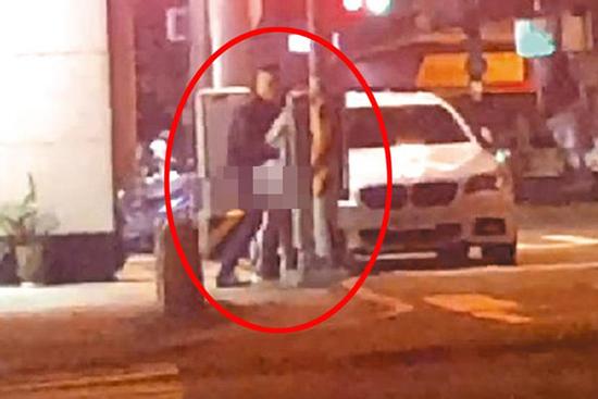 Thản nhiên làm 'chuyện ấy' tại ngã tư đông người qua lại, cặp đôi làm ai nhìn cũng phải phẫn nộ