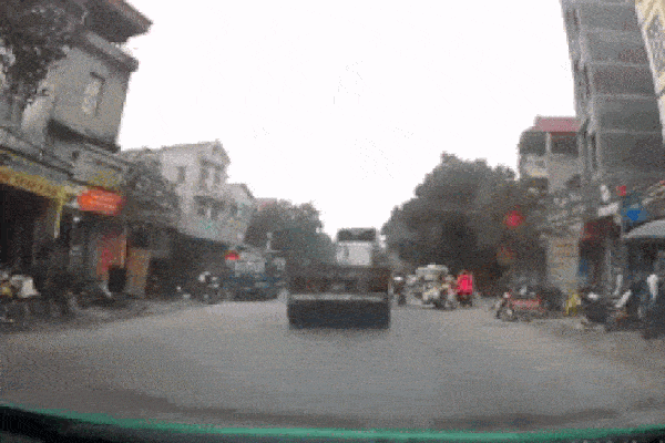 Clip: Nữ sinh suýt chút nữa nằm dưới bánh xe container ngày 27 Tết vì chiếc xe đạp chạy ngược chiều đầy oan trái