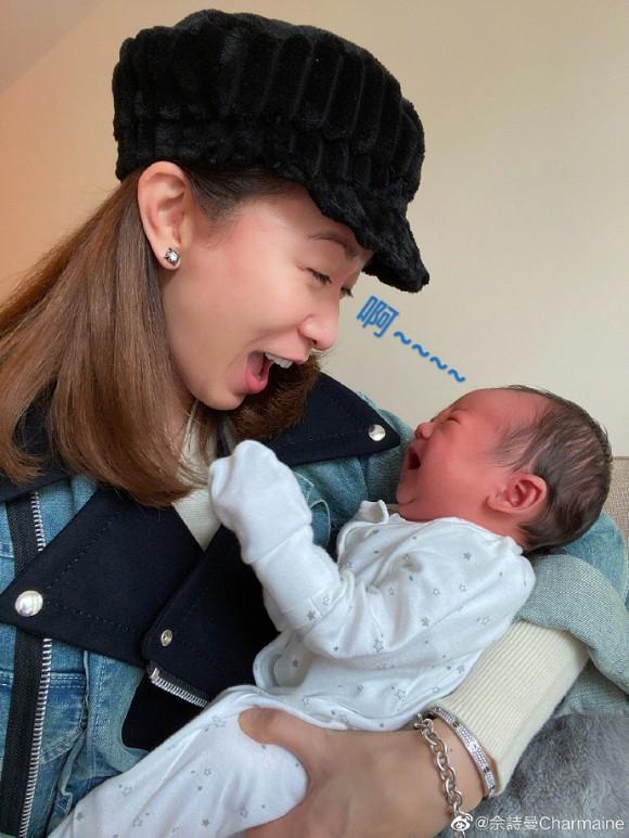 Kế Hoàng hậu Xa Thi Mạn trổ tài dỗ em bé nhưng ai cũng chỉ dán mắt vào điều này-1