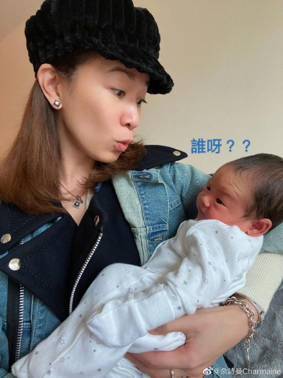 Kế Hoàng hậu Xa Thi Mạn trổ tài dỗ em bé nhưng ai cũng chỉ dán mắt vào điều này-2