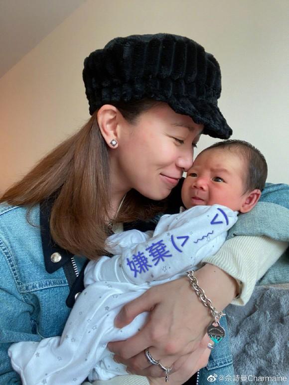 Kế Hoàng hậu Xa Thi Mạn trổ tài dỗ em bé nhưng ai cũng chỉ dán mắt vào điều này-3