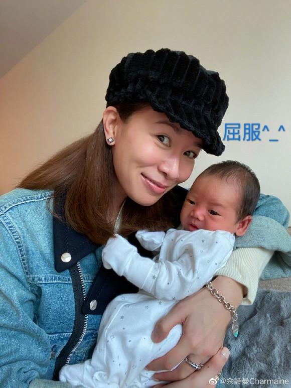 Kế Hoàng hậu Xa Thi Mạn trổ tài dỗ em bé nhưng ai cũng chỉ dán mắt vào điều này-4